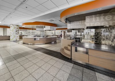 The cafeteria located in the central area of the 4 Overlook Point corporate campus, an 850k+ SF Class A Office complex featuring a 26 MW Tier III Capable Data Center and multiple 6 story offices, now available for lease under new ownership!