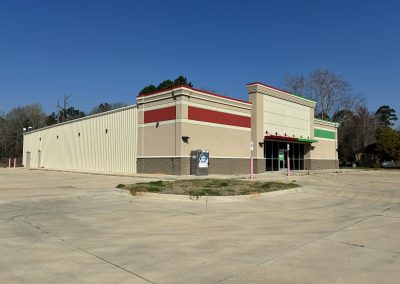 Storefront of the freestanding former Family Dollar-Dollar Tree in Pineland TX, now available for lease!