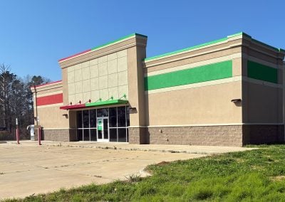 Storefront of the freestanding former Family Dollar-Dollar Tree in Pineland TX, now available for lease!